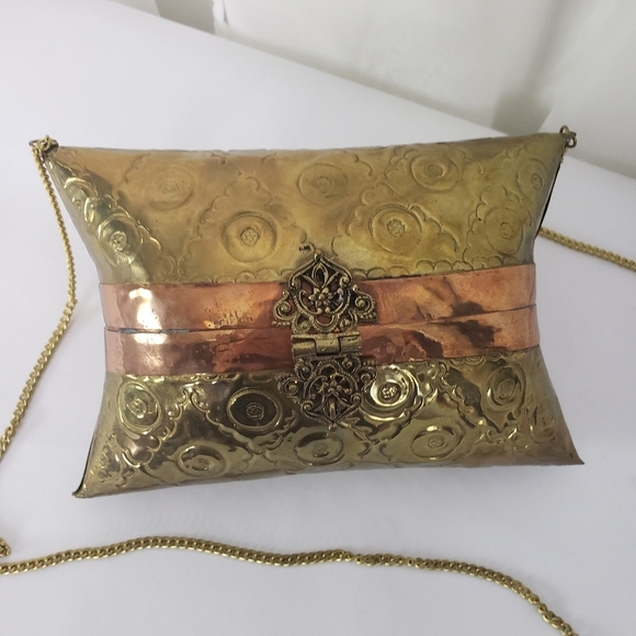 Vintage embossed hard metal evening bag with intricate lock unique - Picture 2 of 8